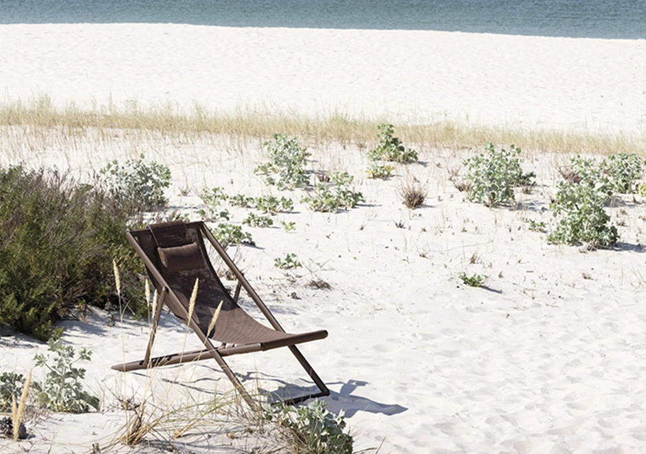 Cadeiras Clever Foldable da marca Varaschin, na praia.