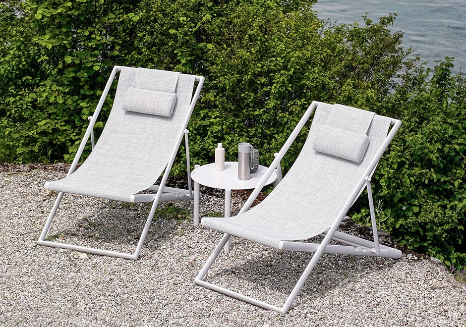 Cadeiras Clever Foldable da marca Varaschin, na cor cinza.