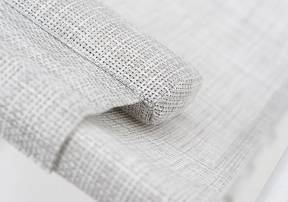 Detalhe do encosto de cabeça da cadeira Clever Foldable da marca Varaschin.