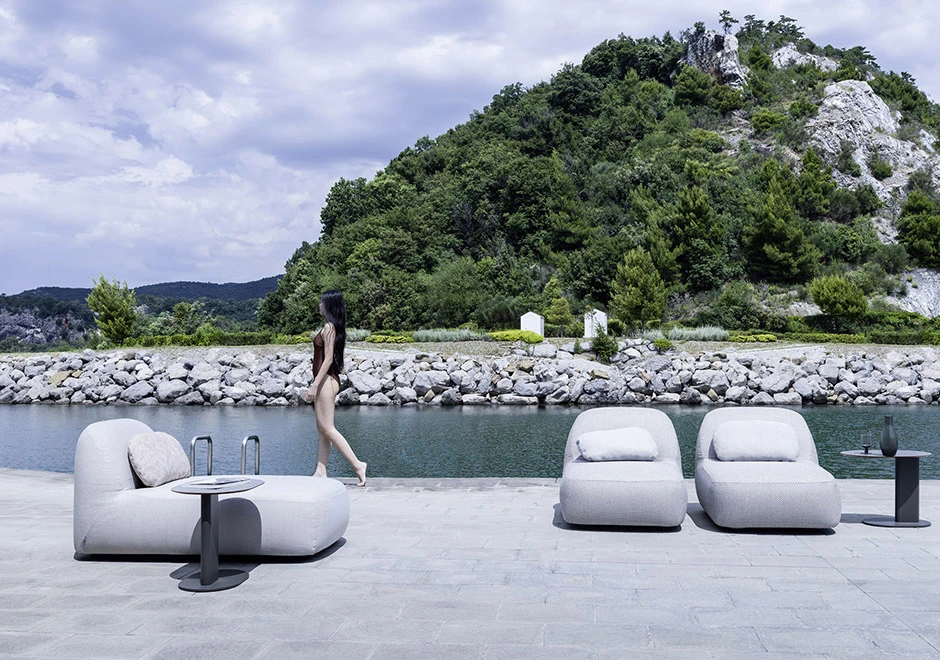 Coleção Reuse, da Varaschin, em ambiente externo.