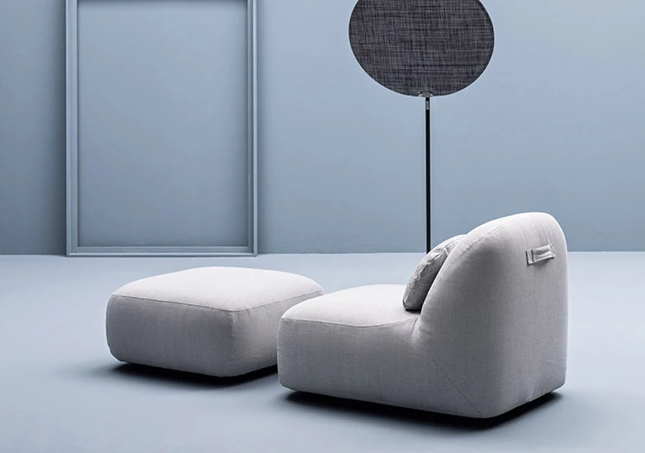 Poltrona e pufe Reuse da marca Varaschin.