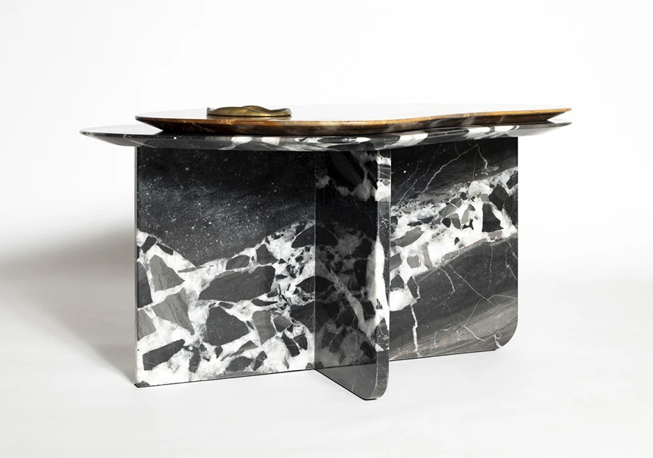 Mesa de centro Tapis por Luciano Dalla Marta, vista de lado.