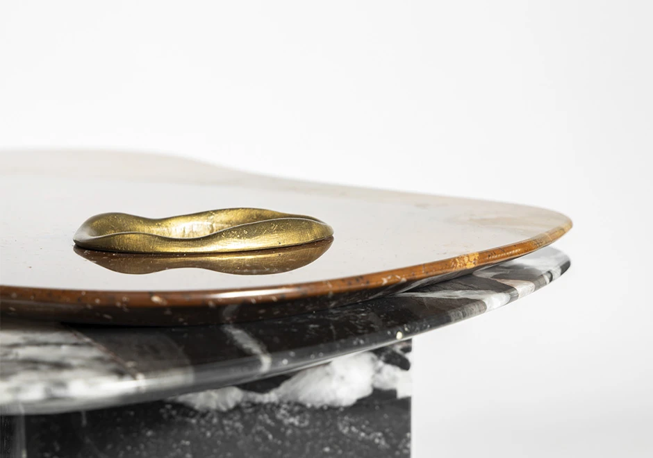 Detalhe da mesa de centro Tapis por Luciano Dalla Marta, visto de lado.