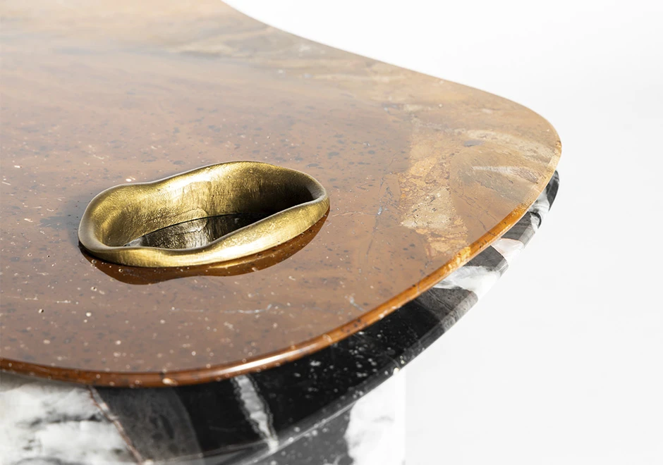 Detalhe da mesa de centro Tapis por Luciano Dalla Marta, visto de cima.