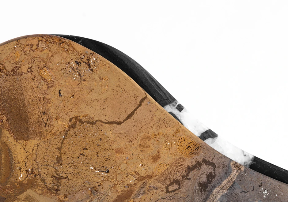 Detalhe que mostra os materiais do tampo da mesa de centro Tapis por Luciano Dalla Marta.