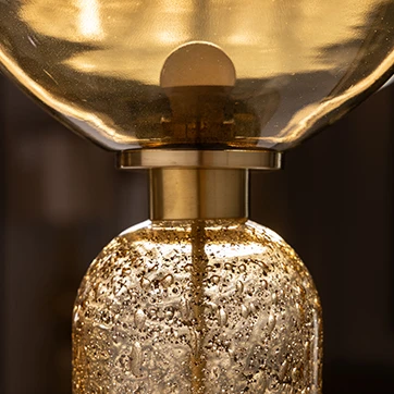 Detalhe do vidro dos vidros da luminária de mesa Saxo.