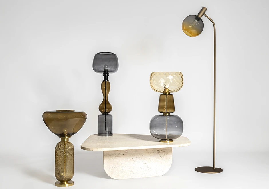 Luminária de mesa Saxo junto com outras peças da coleção Les Héritiers.